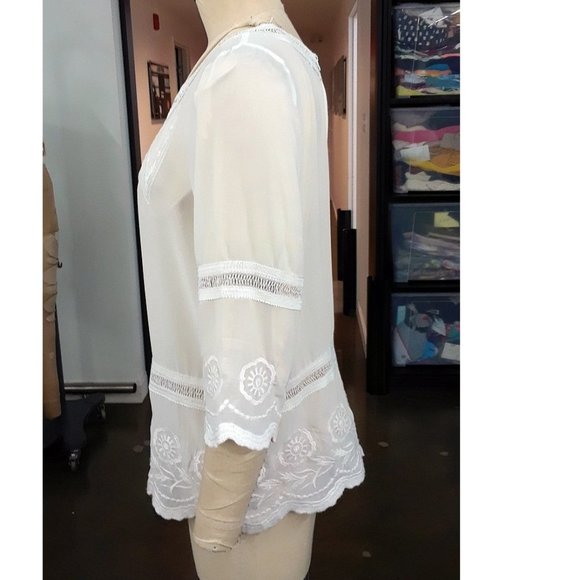 Reitman 3/4 Sleeve White Top w/EMB and Lace trims - Picture 4 of 5